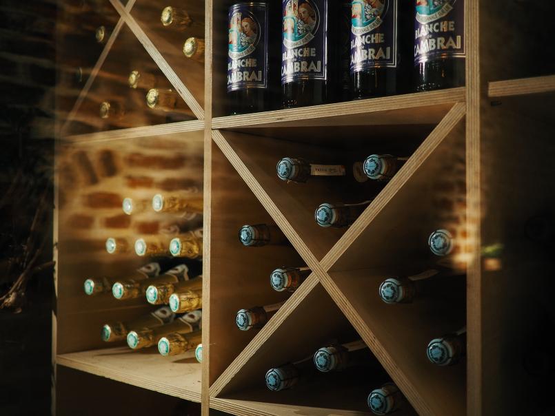 Bouteilles de vin dans des casiers